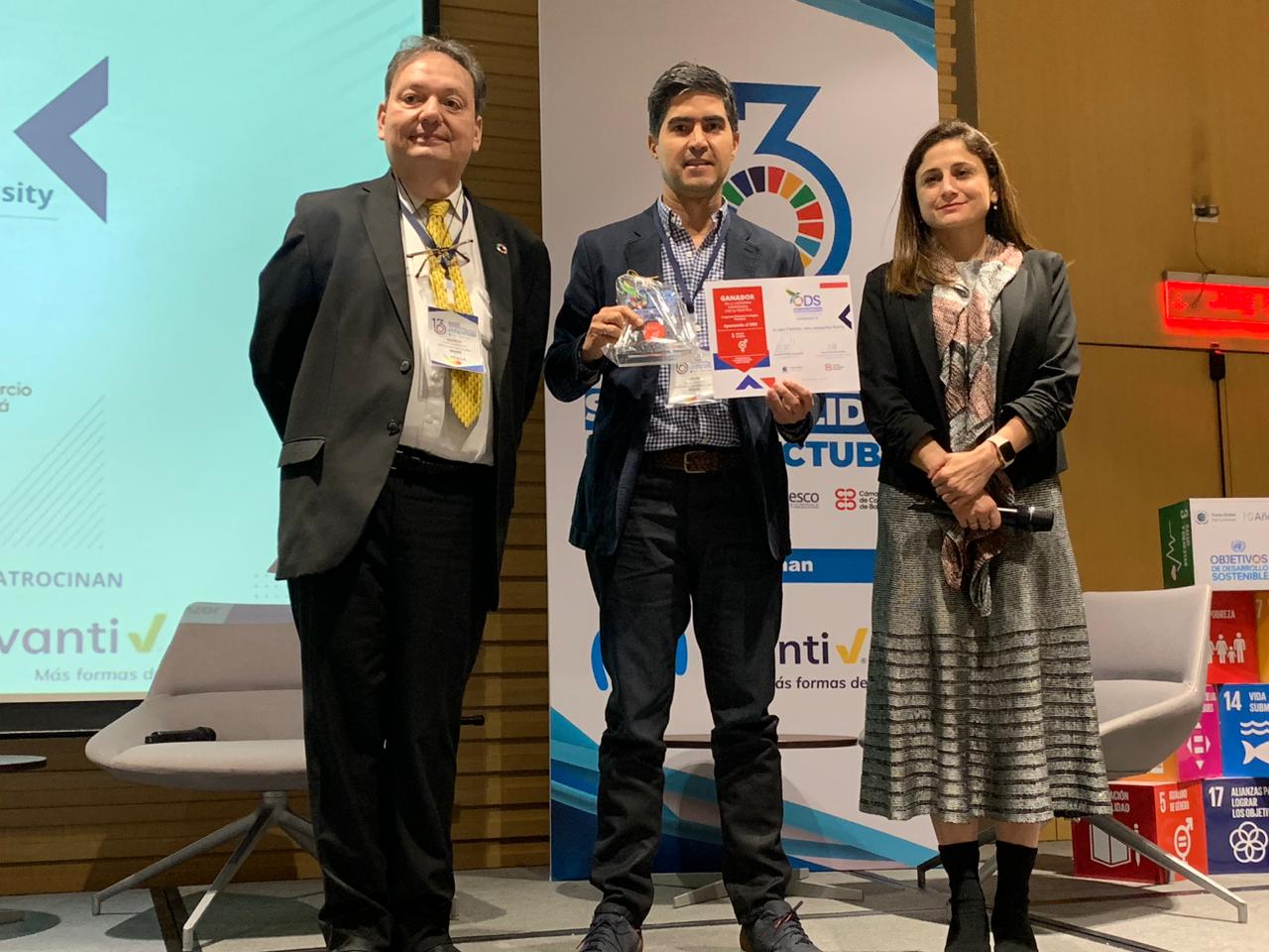 De Izq. a Der. Mauricio López director ejecutivo de Pacto Global Red Colombia Julián Mora director de marketing de Nosotras y Ana María Fergusson vicepresidenta de Articulación Público Privada de la Cámara 7223b